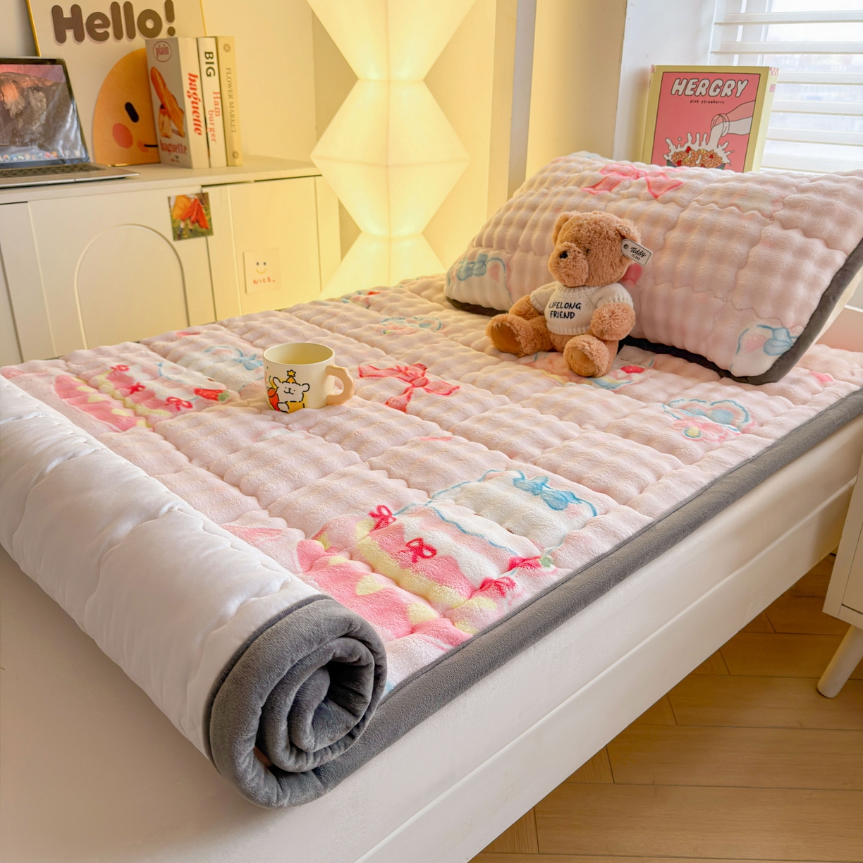 91家纺网 家纺一手货源 找家纺 奇丝雅 2025新款A类牛奶绒泡泡绒床褥床垫床盖兔毛绒家用学生宿舍上下铺寝室褥子软垫床护垫夹棉（学生床） 樱桃猫咪