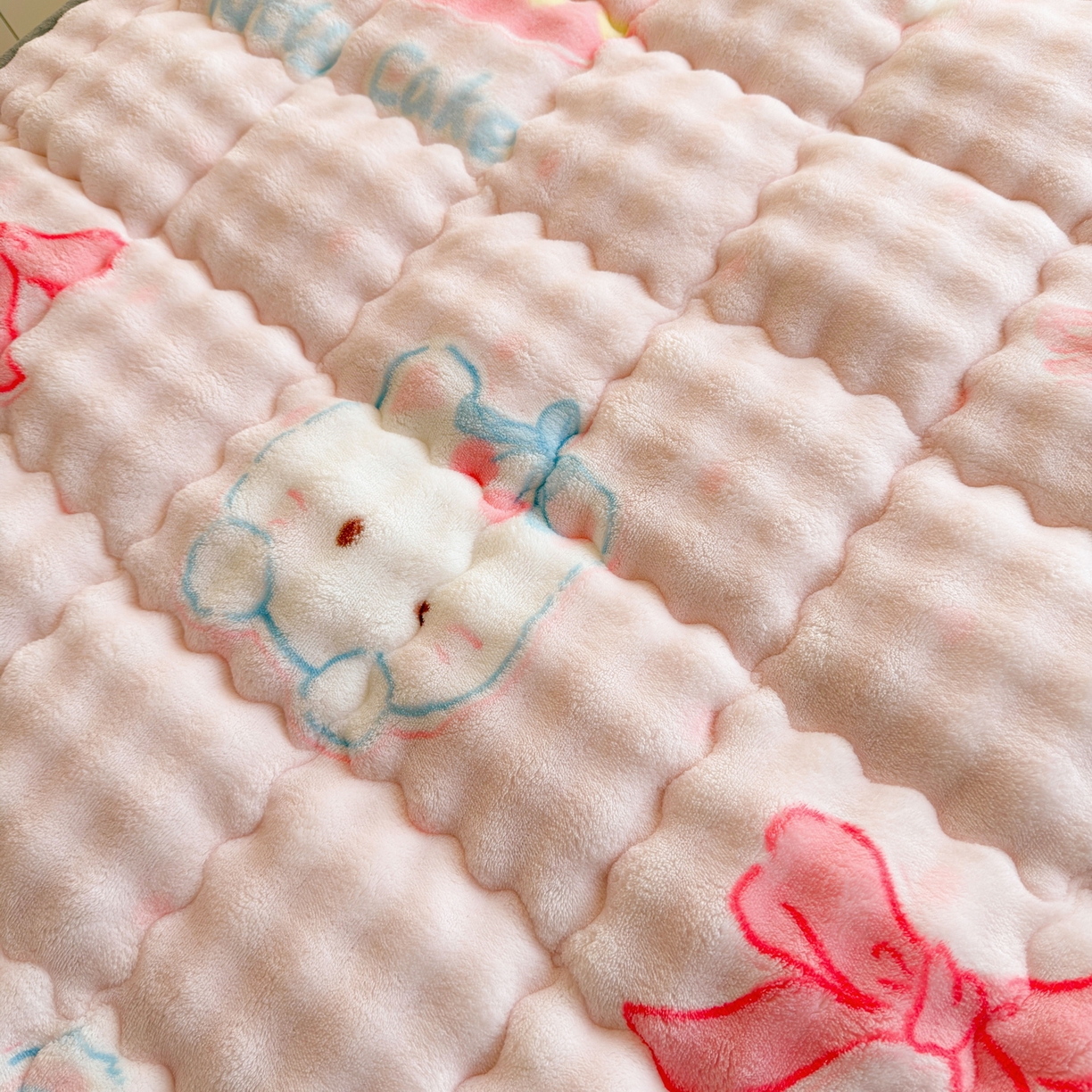 91家纺网 家纺一手货源 找家纺 奇丝雅 2025新款A类牛奶绒泡泡绒床褥床垫床盖兔毛绒家用学生宿舍上下铺寝室褥子软垫床护垫夹棉（学生床） 樱桃猫咪