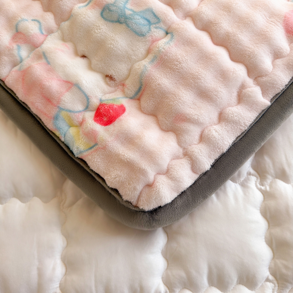 91家纺网 家纺一手货源 找家纺 奇丝雅 2025新款A类牛奶绒泡泡绒床褥床垫床盖兔毛绒家用学生宿舍上下铺寝室褥子软垫床护垫夹棉（学生床） 樱桃猫咪