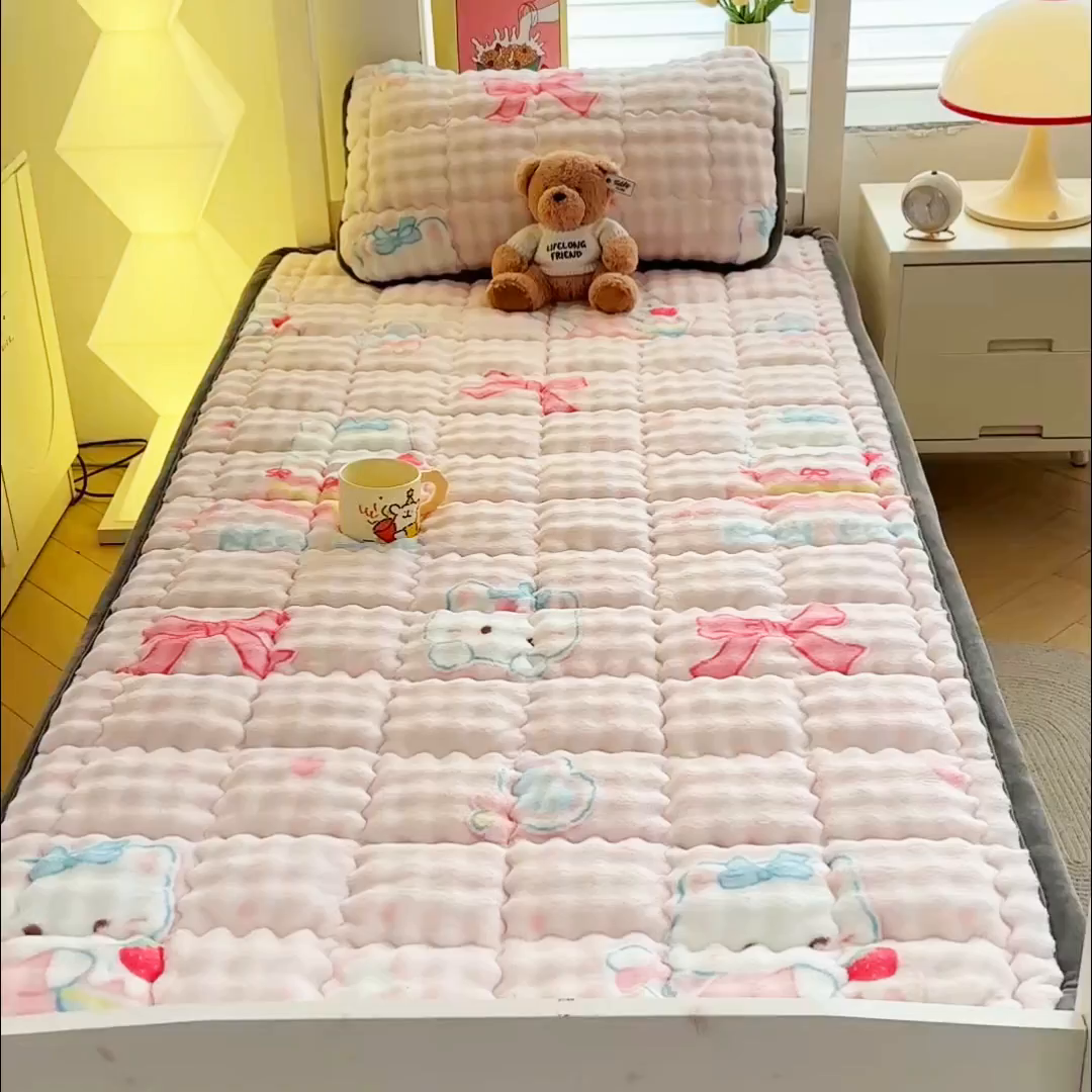 91家纺网 家纺一手货源 找家纺 奇丝雅 2025新款A类牛奶绒泡泡绒床褥床垫床盖兔毛绒家用学生宿舍上下铺寝室褥子软垫床护垫夹棉（学生床） 樱桃猫咪