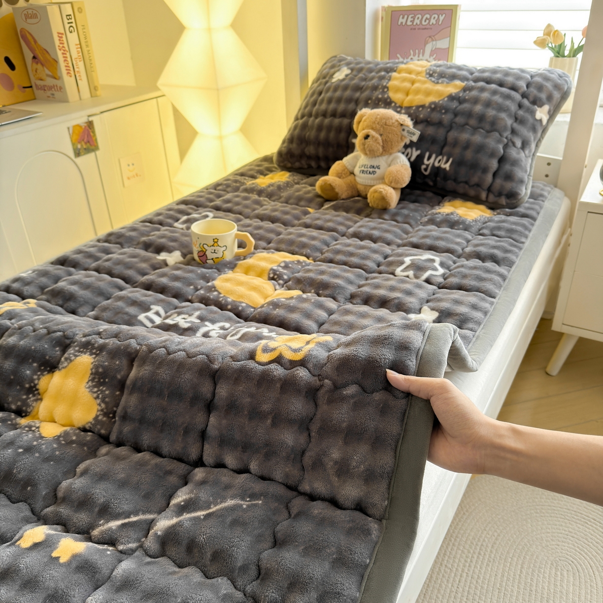 91家纺网 家纺一手货源 找家纺 奇丝雅 2025新款A类牛奶绒泡泡绒床褥床垫床盖兔毛绒家用学生宿舍上下铺寝室褥子软垫床护垫夹棉（学生床） 月亮湾