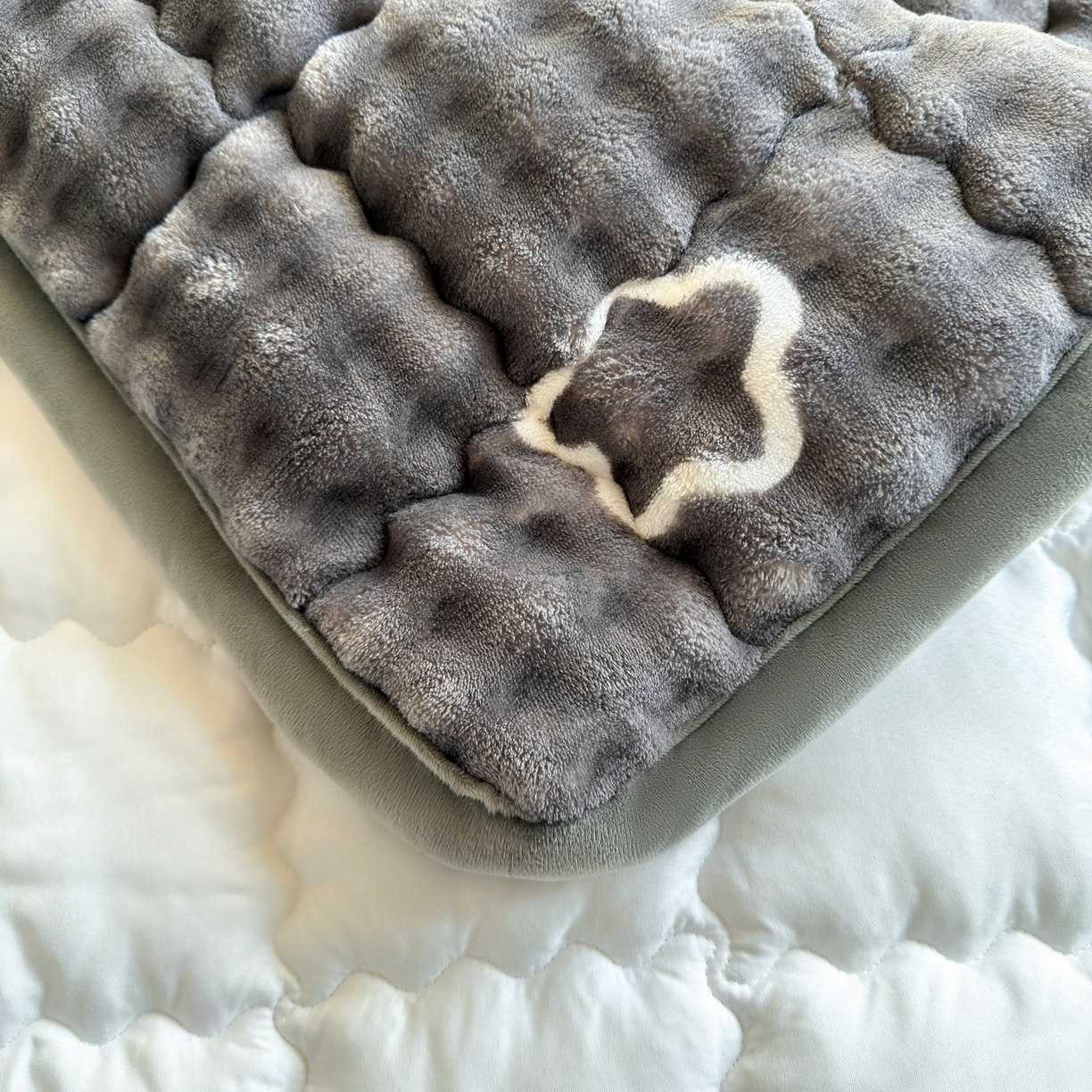 91家纺网 家纺一手货源 找家纺 奇丝雅 2025新款A类牛奶绒泡泡绒床褥床垫床盖兔毛绒家用学生宿舍上下铺寝室褥子软垫床护垫夹棉（学生床） 月亮湾