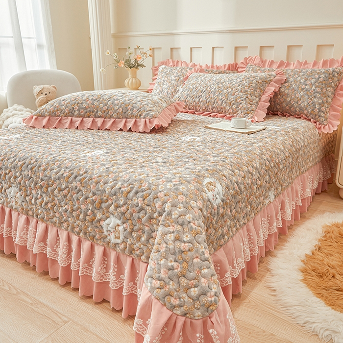 91家纺网 家纺一手货源 找家纺 （总）艾裙海 2025新款蕾丝边牛奶绒床盖三件套