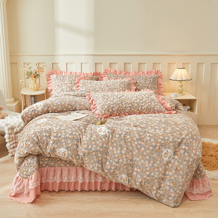 91家纺网 家纺一手货源 找家纺 艾裙海 2025新款蕾丝边牛奶绒床盖三件套 花间兔