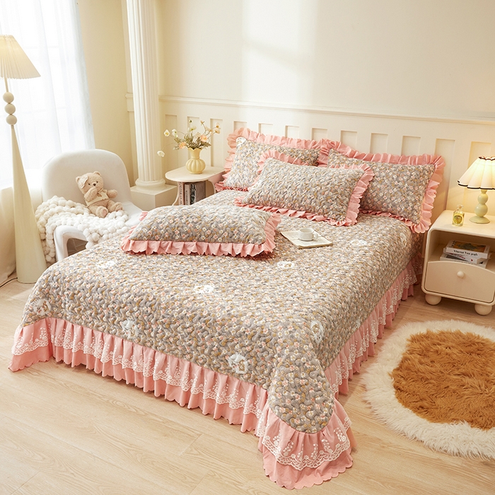 91家纺网 家纺一手货源 找家纺 艾裙海 2025新款蕾丝边牛奶绒床盖三件套 花间兔