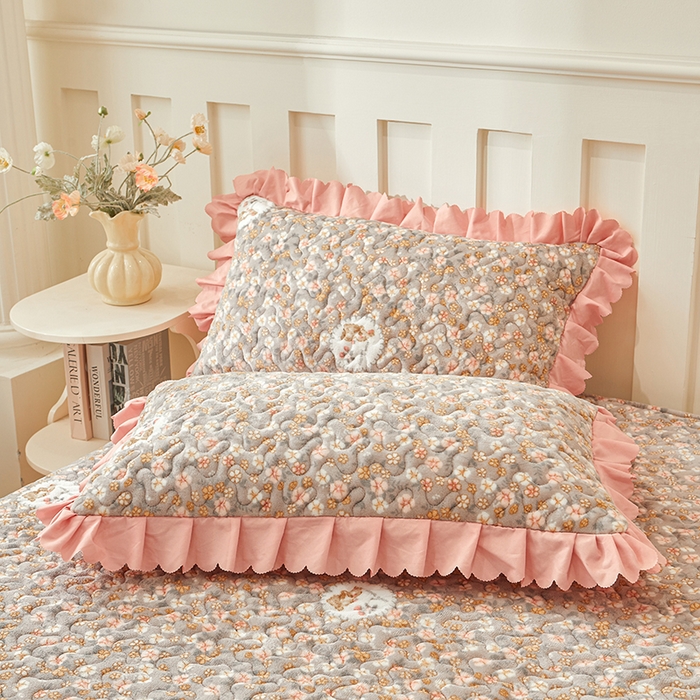 91家纺网 家纺一手货源 找家纺 艾裙海 2025新款蕾丝边牛奶绒床盖三件套 花间兔