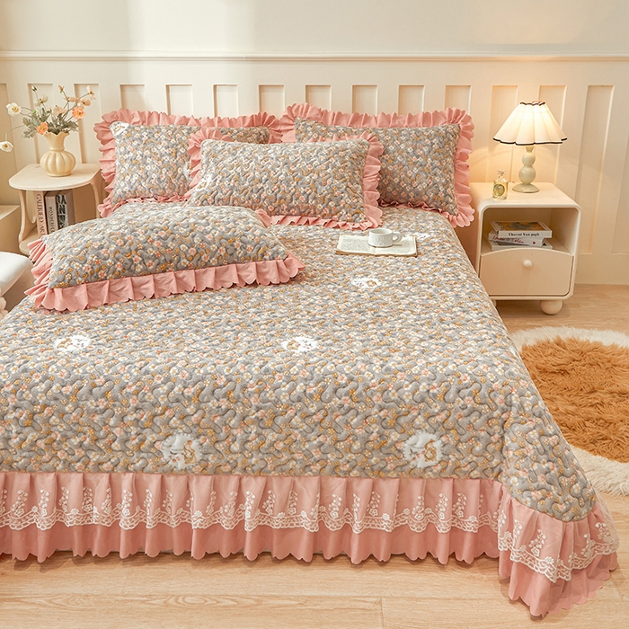 91家纺网 家纺一手货源 找家纺 艾裙海 2025新款蕾丝边牛奶绒床盖三件套 花间兔