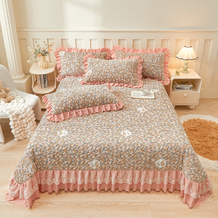 91家纺网 家纺一手货源 找家纺 艾裙海 2025新款蕾丝边牛奶绒床盖三件套 花间兔