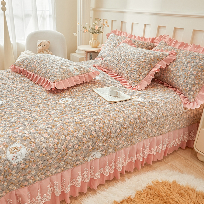 91家纺网 家纺一手货源 找家纺 艾裙海 2025新款蕾丝边牛奶绒床盖三件套 花间兔