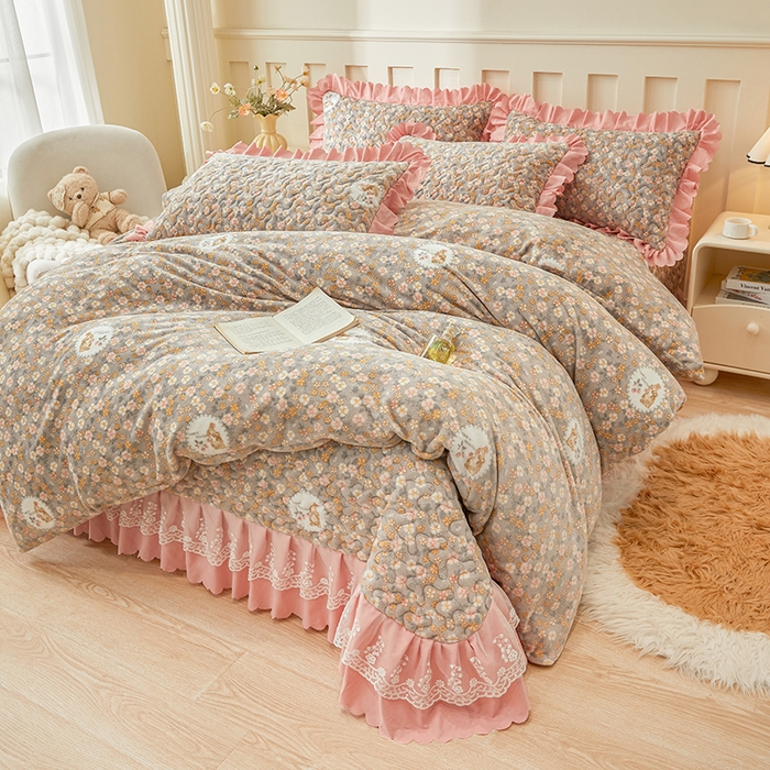 91家纺网 家纺一手货源 找家纺 艾裙海 2025新款蕾丝边牛奶绒床盖三件套 花间兔