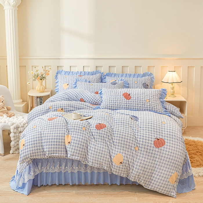 91家纺网 家纺一手货源 找家纺 艾裙海 2025新款蕾丝边牛奶绒床盖三件套 南瓜派-兰