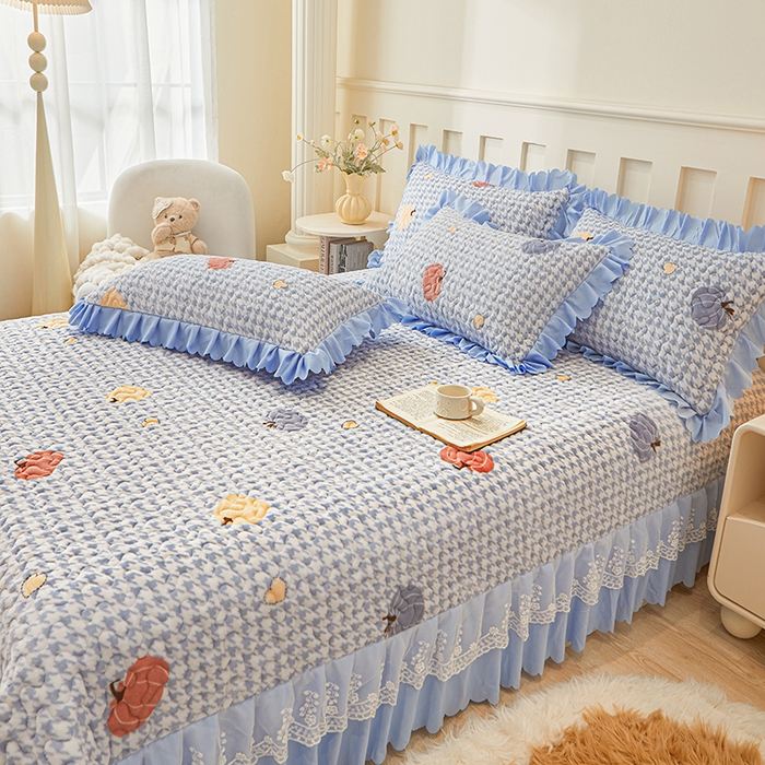 91家纺网 家纺一手货源 找家纺 艾裙海 2025新款蕾丝边牛奶绒床盖三件套 南瓜派-兰