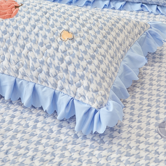 91家纺网 家纺一手货源 找家纺 艾裙海 2025新款蕾丝边牛奶绒床盖三件套 南瓜派-兰