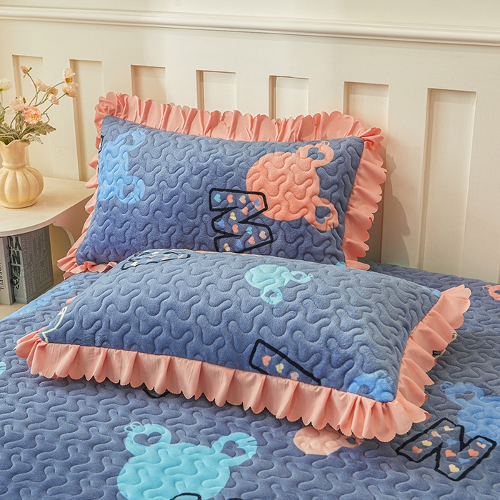 91家纺网 家纺一手货源 找家纺 艾裙海 2025新款蕾丝边牛奶绒床盖三件套 米奇妹妹