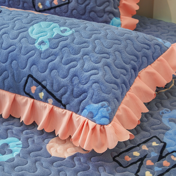 91家纺网 家纺一手货源 找家纺 艾裙海 2025新款蕾丝边牛奶绒床盖三件套 米奇妹妹