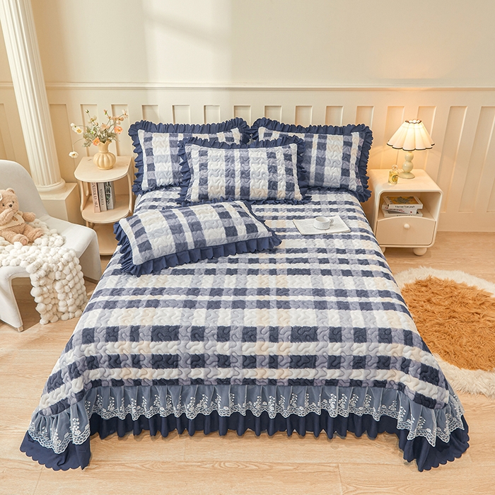 91家纺网 家纺一手货源 找家纺 艾裙海 2025新款蕾丝边牛奶绒床盖三件套 朦胧格灰兰