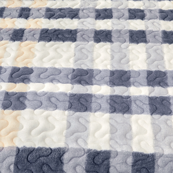 91家纺网 家纺一手货源 找家纺 艾裙海 2025新款蕾丝边牛奶绒床盖三件套 朦胧格灰兰