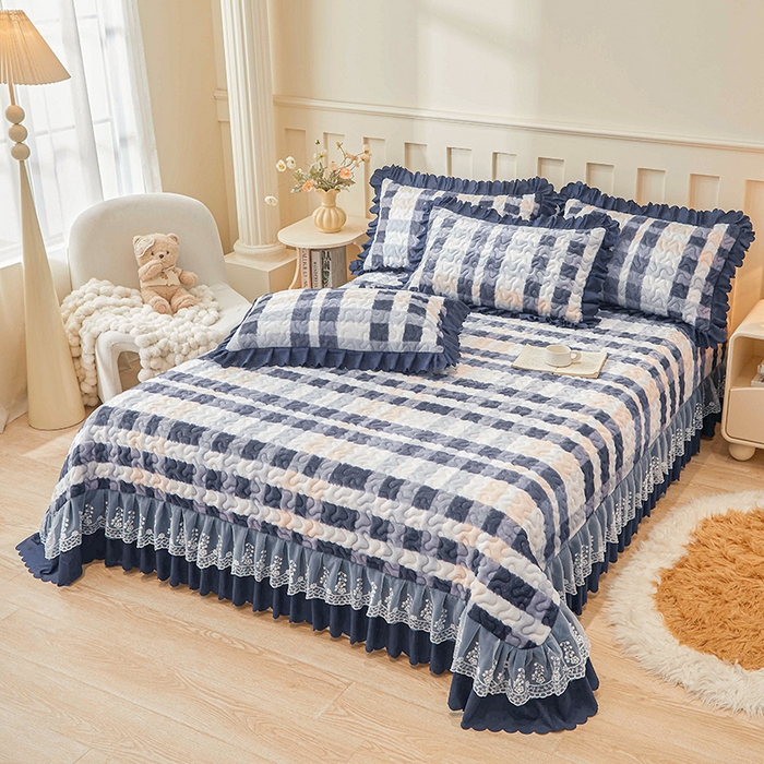 91家纺网 家纺一手货源 找家纺 艾裙海 2025新款蕾丝边牛奶绒床盖三件套 朦胧格灰兰