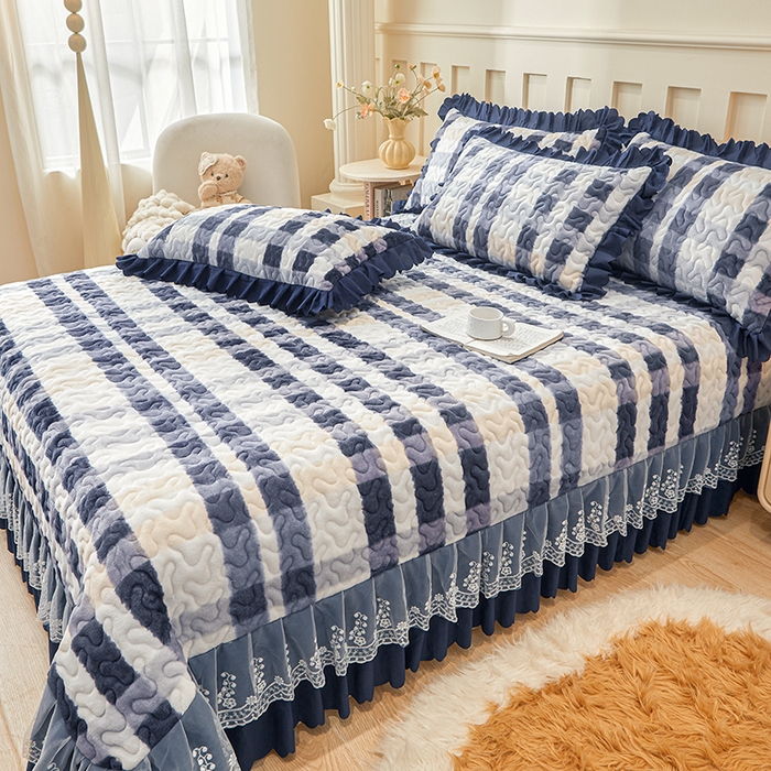 91家纺网 家纺一手货源 找家纺 艾裙海 2025新款蕾丝边牛奶绒床盖三件套 朦胧格灰兰