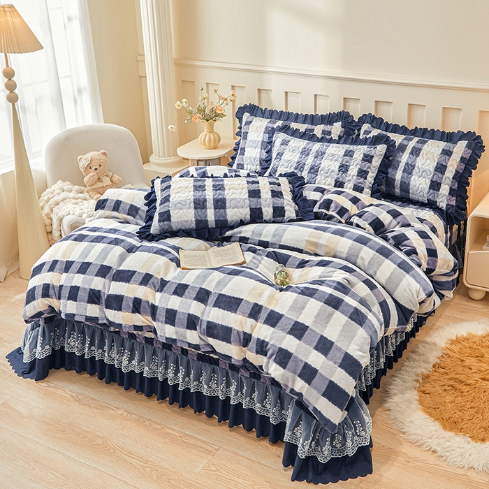 91家纺网 家纺一手货源 找家纺 艾裙海 2025新款蕾丝边牛奶绒床盖三件套 朦胧格灰兰