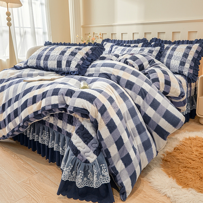 91家纺网 家纺一手货源 找家纺 艾裙海 2025新款蕾丝边牛奶绒床盖三件套 朦胧格灰兰