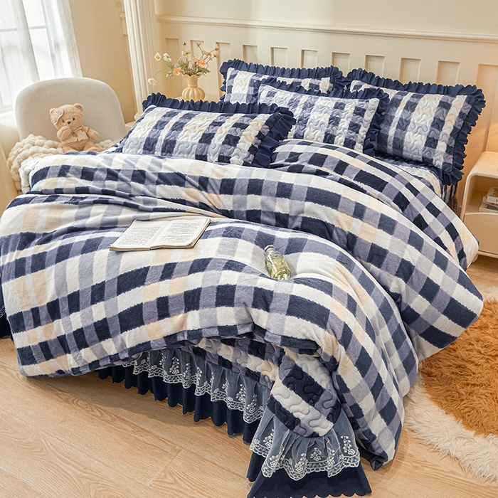 91家纺网 家纺一手货源 找家纺 艾裙海 2025新款蕾丝边牛奶绒床盖三件套 朦胧格灰兰