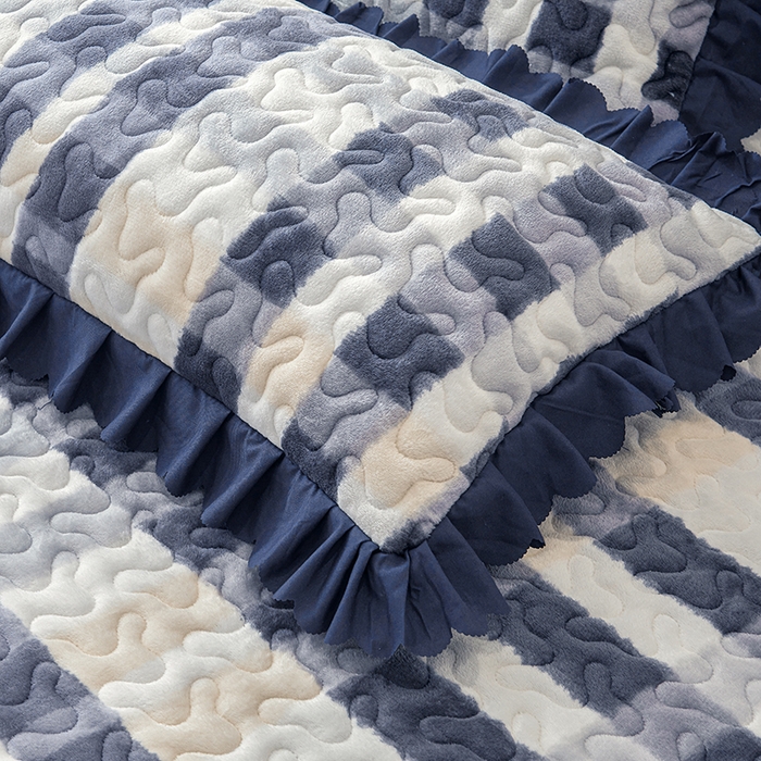 91家纺网 家纺一手货源 找家纺 艾裙海 2025新款蕾丝边牛奶绒床盖三件套 朦胧格灰兰