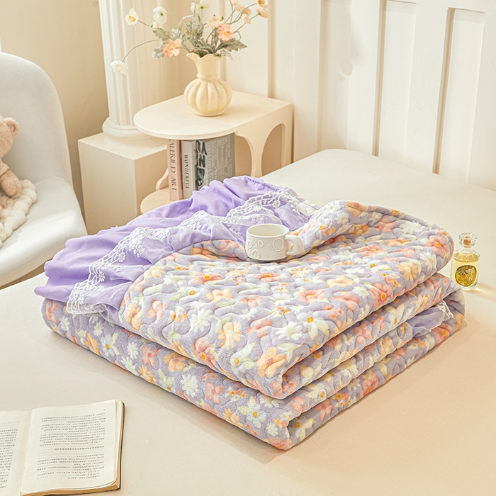 91家纺网 家纺一手货源 找家纺 艾裙海 2025新款蕾丝边牛奶绒床盖三件套 花漾-紫