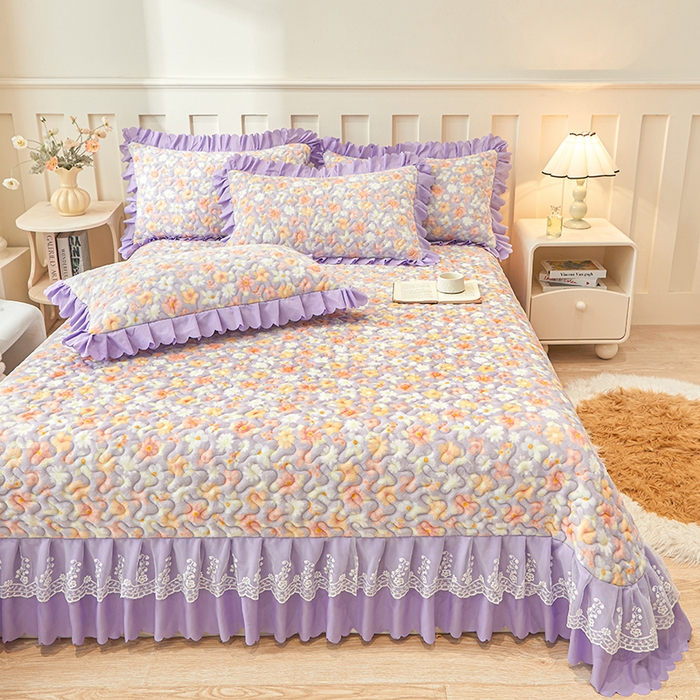 91家纺网 家纺一手货源 找家纺 艾裙海 2025新款蕾丝边牛奶绒床盖三件套 花漾-紫