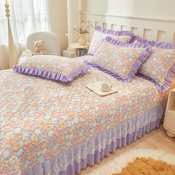 91家纺网 家纺一手货源 找家纺 艾裙海 2025新款蕾丝边牛奶绒床盖三件套 花漾-紫