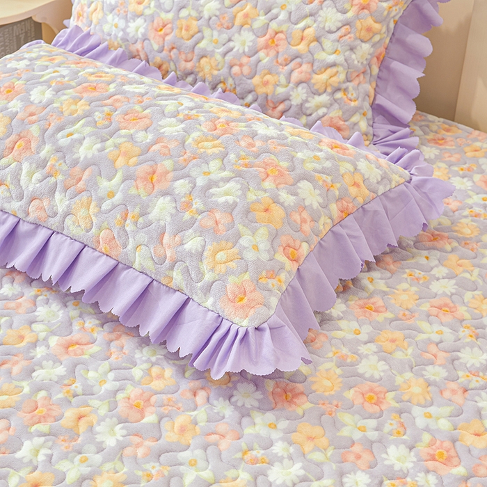 91家纺网 家纺一手货源 找家纺 艾裙海 2025新款蕾丝边牛奶绒床盖三件套 花漾-紫