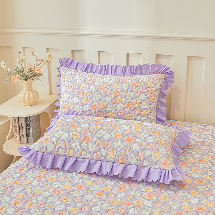 91家纺网 家纺一手货源 找家纺 艾裙海 2025新款蕾丝边牛奶绒床盖三件套 花漾-紫