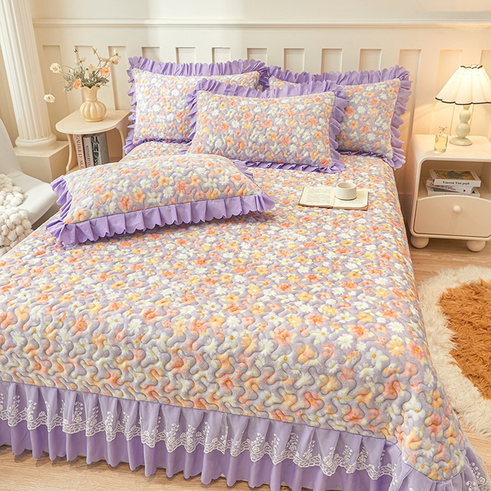 91家纺网 家纺一手货源 找家纺 艾裙海 2025新款蕾丝边牛奶绒床盖三件套 花漾-紫