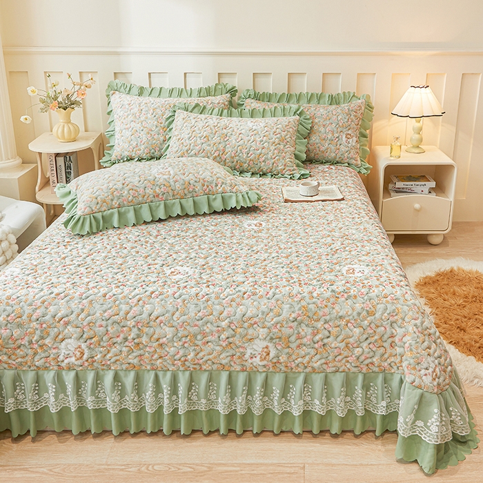 91家纺网 家纺一手货源 找家纺 艾裙海 2025新款蕾丝边牛奶绒床盖三件套 花间兔-绿