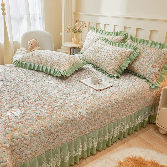 91家纺网 家纺一手货源 找家纺 艾裙海 2025新款蕾丝边牛奶绒床盖三件套 花间兔-绿