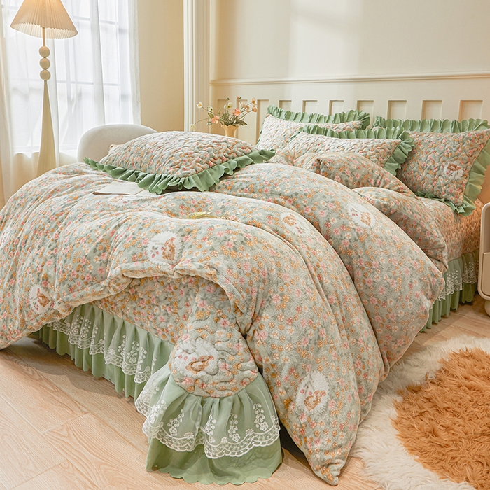 91家纺网 家纺一手货源 找家纺 艾裙海 2025新款蕾丝边牛奶绒床盖三件套 花间兔-绿