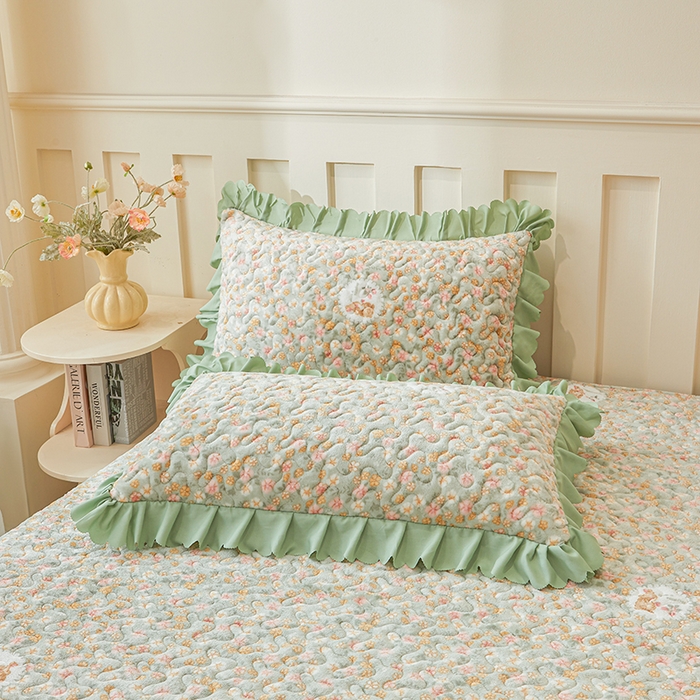 91家纺网 家纺一手货源 找家纺 艾裙海 2025新款蕾丝边牛奶绒床盖三件套 花间兔-绿