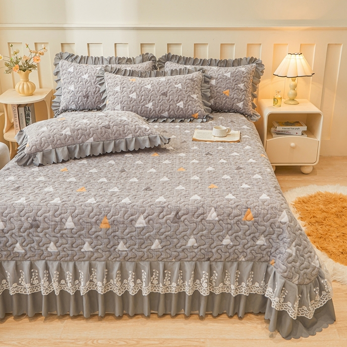 91家纺网 家纺一手货源 找家纺 艾裙海 2025新款蕾丝边牛奶绒床盖三件套 几何-灰