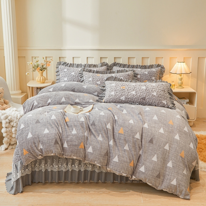 91家纺网 家纺一手货源 找家纺 艾裙海 2025新款蕾丝边牛奶绒床盖三件套 几何-灰