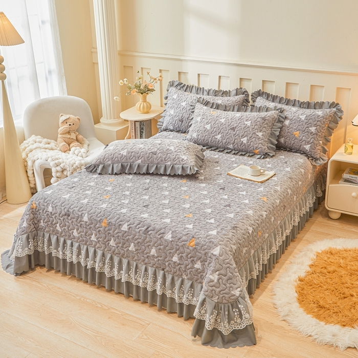 91家纺网 家纺一手货源 找家纺 艾裙海 2025新款蕾丝边牛奶绒床盖三件套 几何-灰
