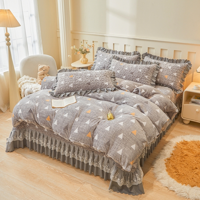 91家纺网 家纺一手货源 找家纺 艾裙海 2025新款蕾丝边牛奶绒床盖三件套 几何-灰