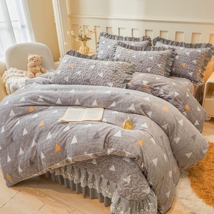 91家纺网 家纺一手货源 找家纺 艾裙海 2025新款蕾丝边牛奶绒床盖三件套 几何-灰