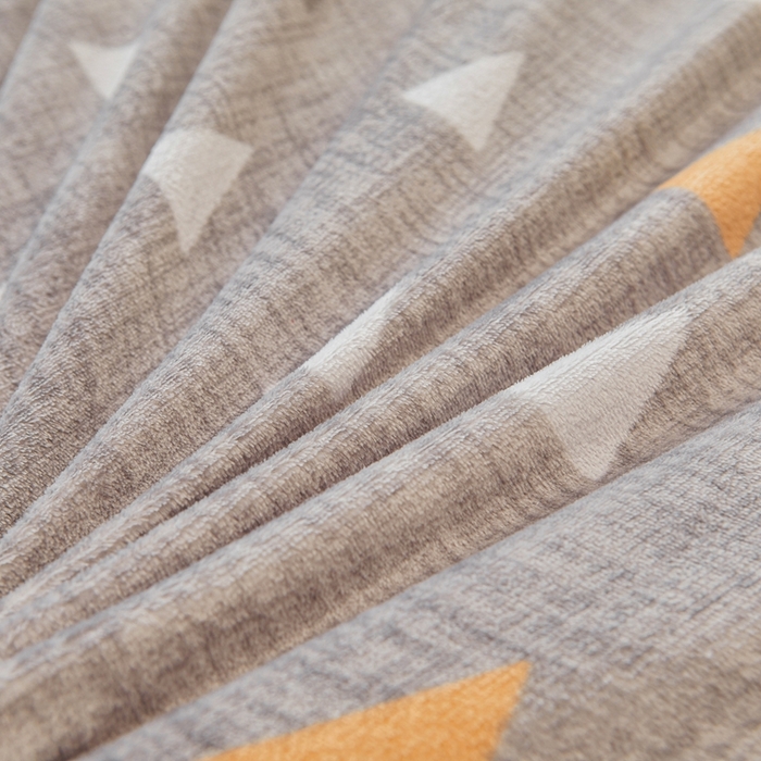 91家纺网 家纺一手货源 找家纺 艾裙海 2025新款蕾丝边牛奶绒床盖三件套 几何-灰