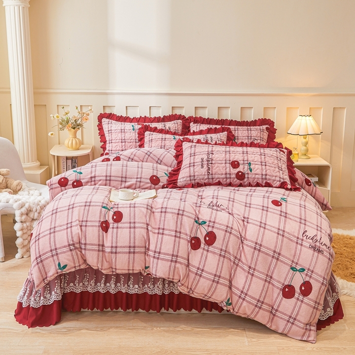 91家纺网 家纺一手货源 找家纺 艾裙海 2025新款蕾丝边牛奶绒床盖三件套 樱桃之恋