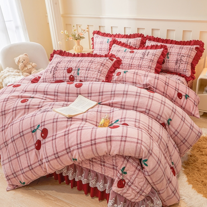 91家纺网 家纺一手货源 找家纺 艾裙海 2025新款蕾丝边牛奶绒床盖三件套 樱桃之恋