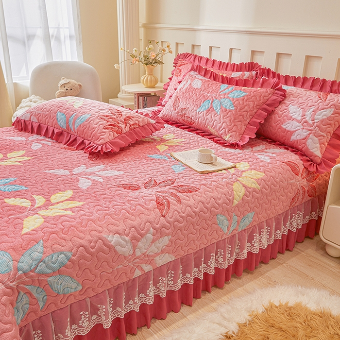 91家纺网 家纺一手货源 找家纺 艾裙海 2025新款蕾丝边牛奶绒床盖三件套 七彩叶子