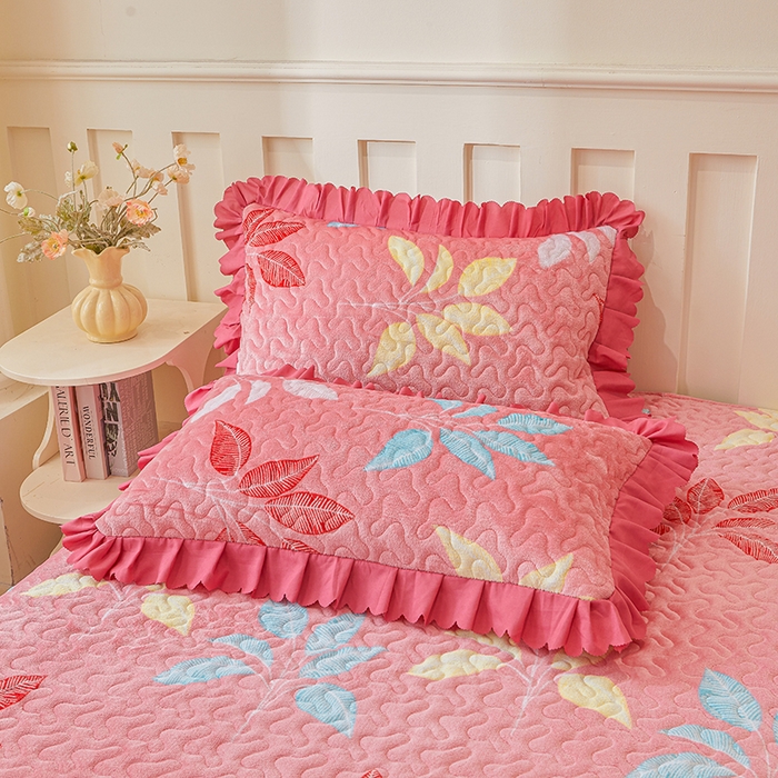 91家纺网 家纺一手货源 找家纺 艾裙海 2025新款蕾丝边牛奶绒床盖三件套 七彩叶子