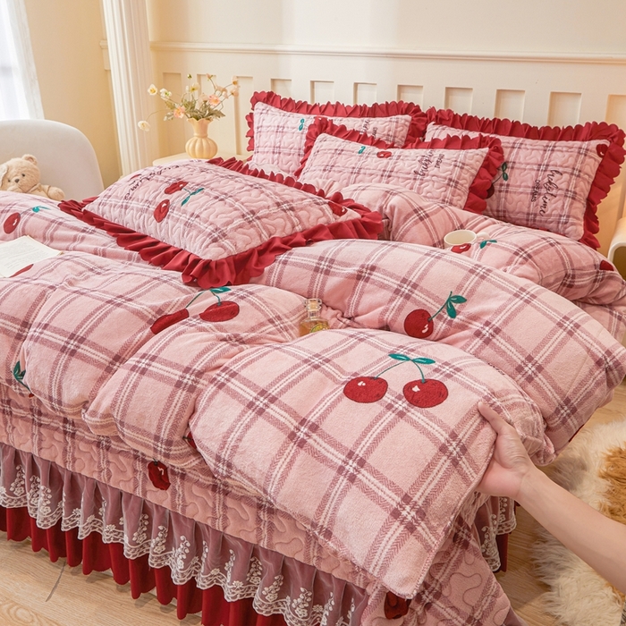 91家纺网 家纺一手货源 找家纺 （总）艾裙海 2025新款蕾丝边牛奶绒床盖四件套