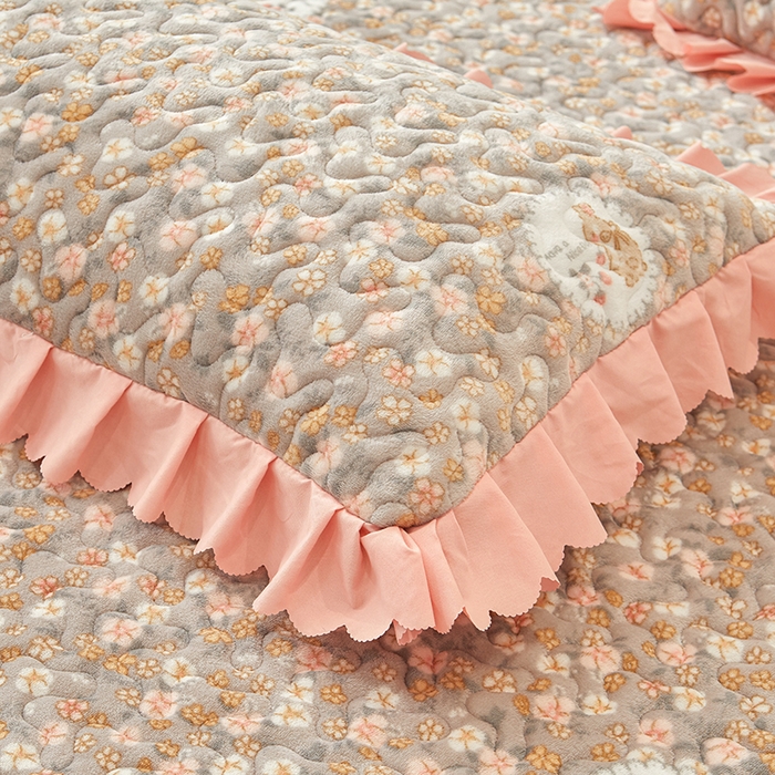 91家纺网 家纺一手货源 找家纺 艾裙海 2025新款蕾丝边牛奶绒床盖四件套 花间兔