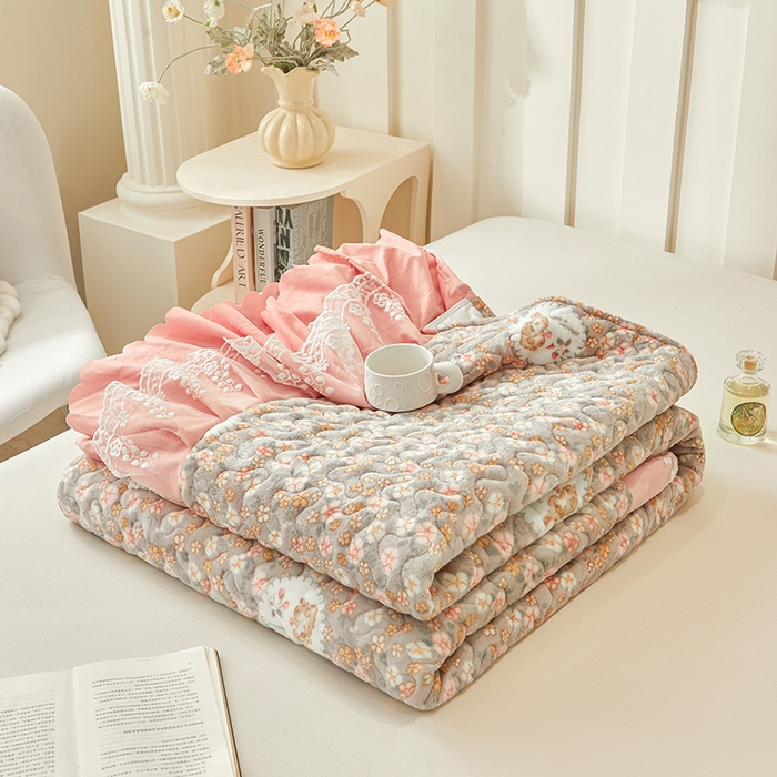 91家纺网 家纺一手货源 找家纺 艾裙海 2025新款蕾丝边牛奶绒床盖四件套 花间兔